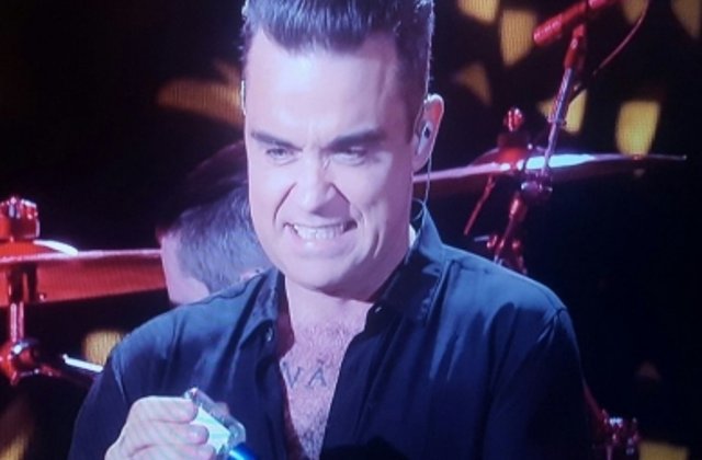 [VIDEO] Reactia lui Robbie Williams, dupa ce si-a dezinfectat mainile in fata fanilor