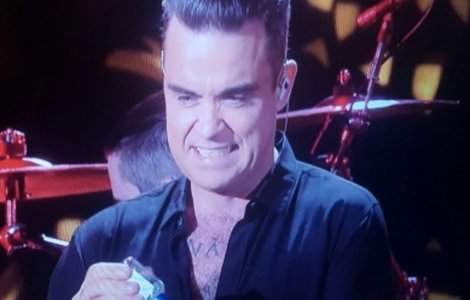  Video  Reactia lui Robbie Williams, dupa ce si-a dezinfectat mainile in fata fanilor