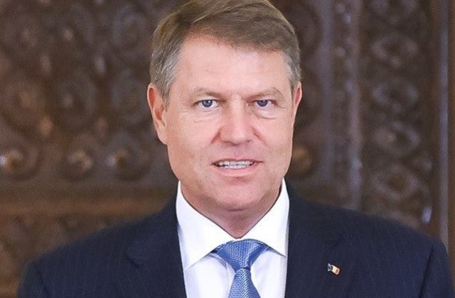 Presedintele Iohannis isi recastiga fanii pe Facebook