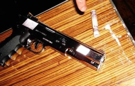 Trafic de droguri si arme albe in Sibiu si Mures