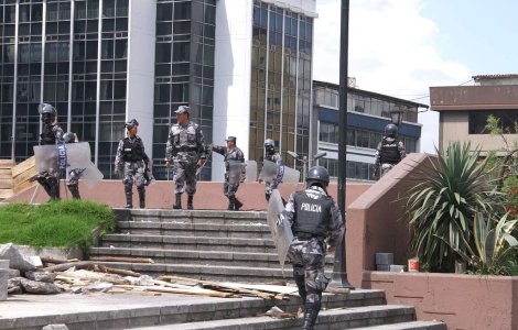 Doi fotoreporteri ai AFP, loviti de politisti rebeli din Ecuador