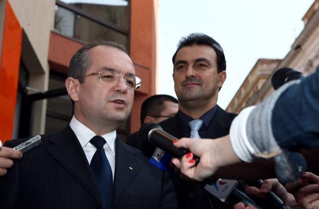[VIDEO] Atacul lui Boc: Doi moguli si-au dat mana pentru suspendarea lui Basescu