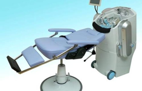 Robotul care se transforma in pat electric, scaun cu rotile si dispozitiv pentru spalat parul