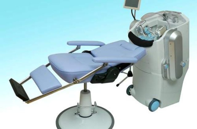 Robotul care se transforma in pat electric, scaun cu rotile si dispozitiv pentru spalat parul