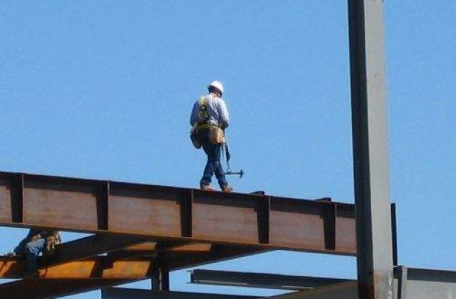 Drepturile salariatilor, desfiintate de Guvern