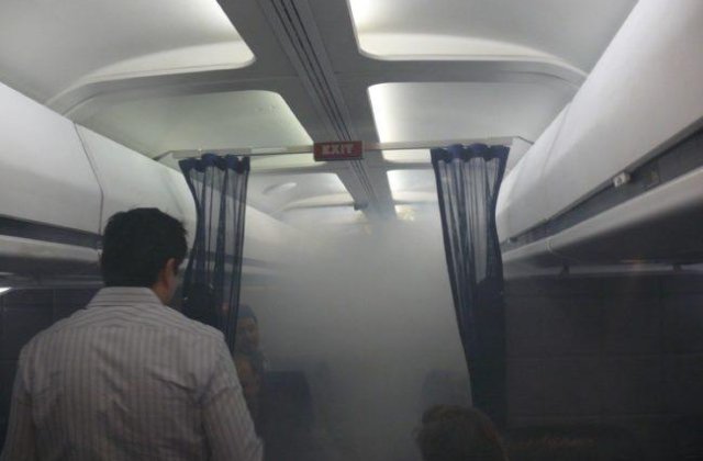 Unii oameni n-ar trebui sa zboare... Cele mai ciudate 10 lucruri vazute in avion