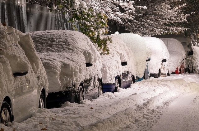 Trenuri anulate, zboruri intarziate, masini blocate in zapada din cauza vremii