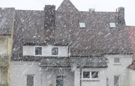 Vaslui: Femeie de 43 de ani, gasita moarta in zapada, in fata portii locuintei sale