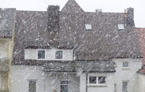 Vaslui: Femeie de 43 de ani, gasita moarta in zapada, in fata portii locuintei sale