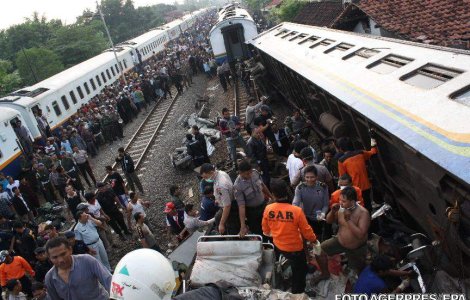 Cel putin 36 de morti, in urma unei coliziuni intre doua trenuri in Indonezia