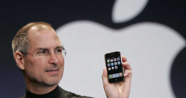 Se implinesc 10 ani de la prezentarea iPhone de catre Steve Jobs
