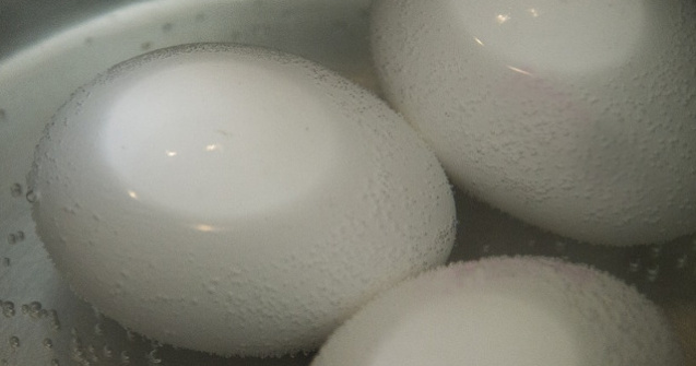 De ce ar trebui sa adaugi o felie de lamaie in ibricul in care fierbi ouale