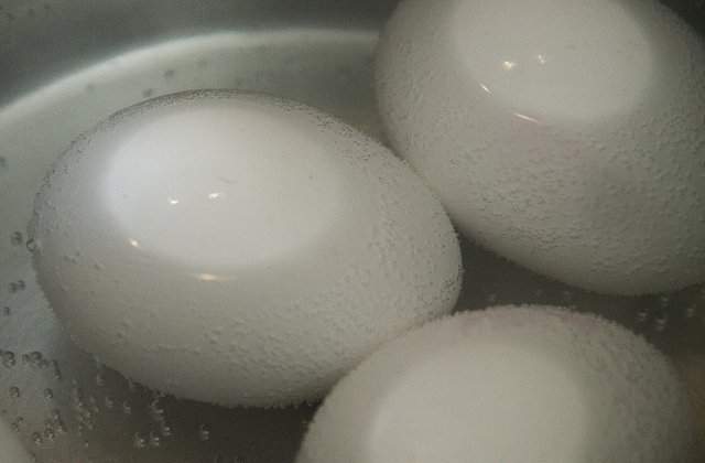 De ce ar trebui sa adaugi o felie de lamaie in ibricul in care fierbi ouale