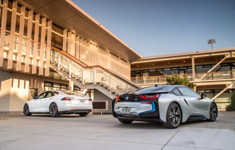  Video  Tesla vs BMW i8 - bataila masinilor cu propulsie electrica