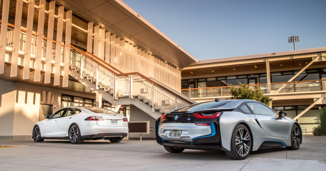  Video  Tesla vs BMW i8 - bataila masinilor cu propulsie electrica