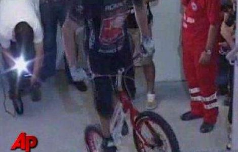  Video  Un ciclist a urcat 48 de etaje pe bicicleta
