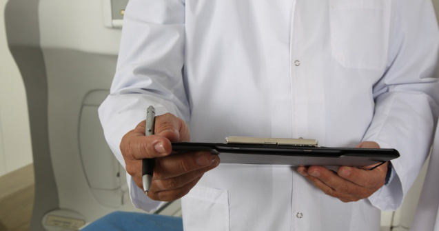 Infirmier roman, arestat in Italia pentru ca isi droga si agresa sexual pacientele