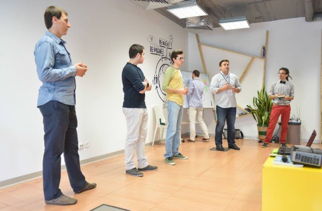 2000 de liceeni pasionati de IT din Romania construiesc aplicatii mobile sau alte proiecte tehnice prin programul Opening Opportunities