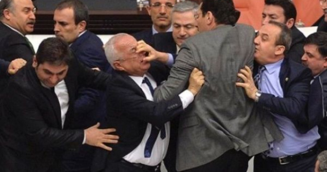 Bataie in Parlamentul turc!