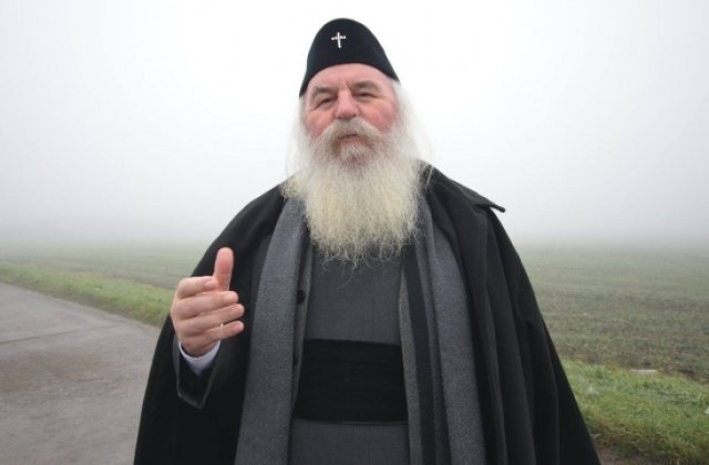 Mitropolitul Banatului a cumparat o casa pentru o femeie cu patru copii. Acestia locuiau intr-un grajd, in toiul iernii