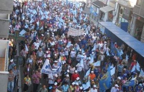 Sindicalistii i-au dedicat un "Omagiu" presedintelui: Jos Basescu!