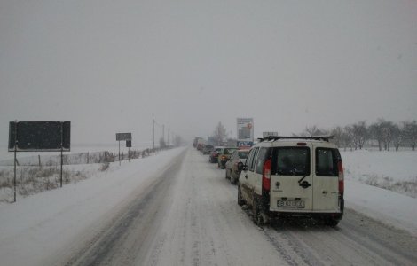 Valea Oltului, blocata. Zapada a cazut de pe versanti
