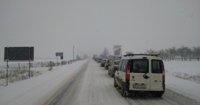 Valea Oltului, blocata. Zapada a cazut de pe versanti