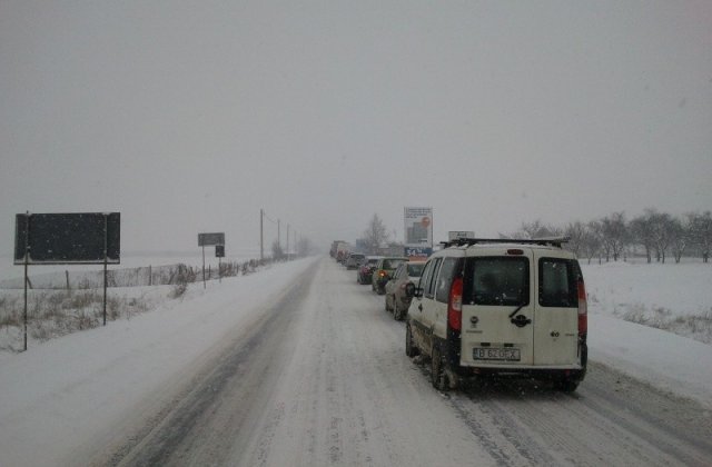 Valea Oltului, blocata. Zapada a cazut de pe versanti facand drumul impracticabil