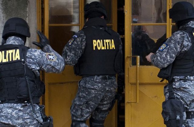 Fiul unei foste judecatoare din Craiova retinut pentru trafic de droguri de mare risc, arestat preventiv alaturi de alte opt persoane