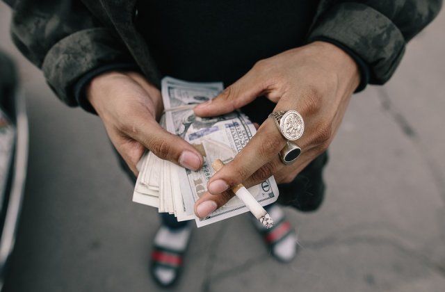 Primii 8 miliardari ai lumii au o avere cat jumatate din populatia globului