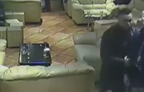 Targu Jiu: tanara lovita cu pumnul in fata, intr-un club - VIDEO