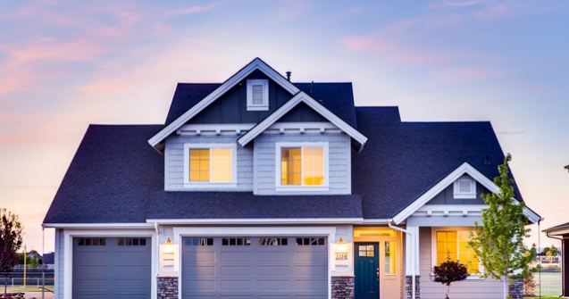 O mama a construit singura o casa, uitandu-se la tutoriale pe YouTube