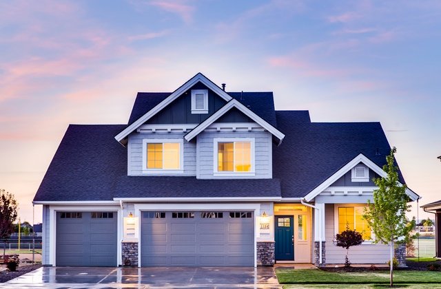 [VIDEO] O mama a construit singura o casa, uitandu-se la tutoriale pe YouTube