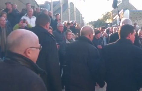 Un tanar l-a palmuit pe fostul premier Manuel Valls in Bretagne