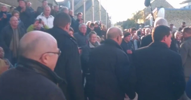 Un tanar l-a palmuit pe fostul premier Manuel Valls in Bretagne
