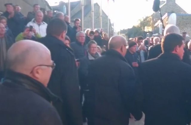 [VIDEO] Un tanar l-a palmuit pe fostul premier Manuel Valls in Bretagne