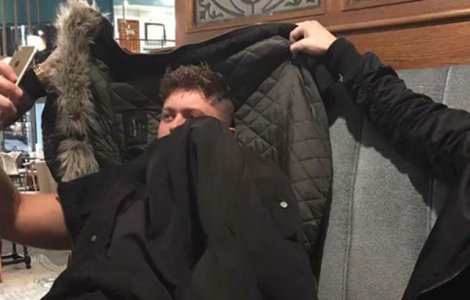 Foto  Ce a facut acest tanar pentru a-si convinge iubita ca este acasa si nu la bar cu baietii