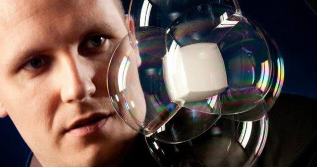 Un artist din Cehia a inconjurat 275 de liceeni intr-o singura bula de