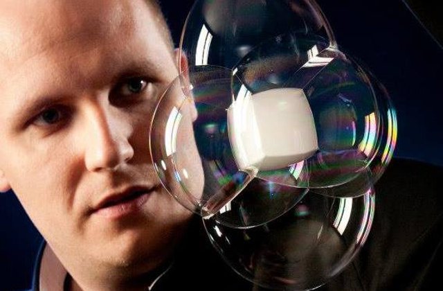 Un artist din Cehia a inconjurat 275 de liceeni intr-o singura bula de sapun lichid