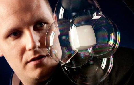 Un artist din Cehia a inconjurat 275 de liceeni intr-o singura bula de