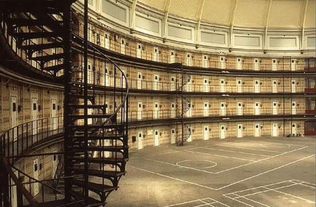 Detinutii de la Rahova invata sa scrie, sa citeasca si sa numere bani