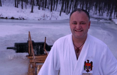 Igor Dodon il copiaza pe Putin cu ocazia Bobotezei pe rit vechi