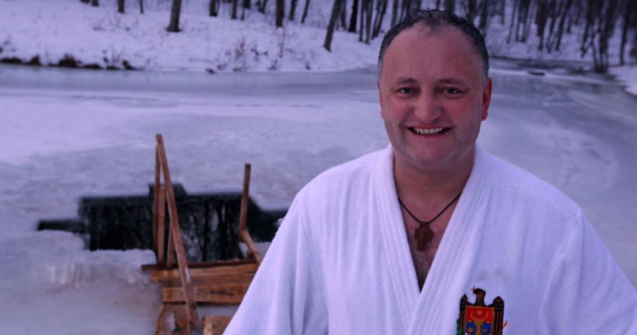 Igor Dodon il copiaza pe Putin cu ocazia Bobotezei pe rit vechi