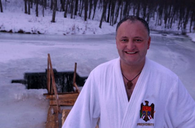 [VIDEO] Igor Dodon il copiaza pe Putin cu ocazia Bobotezei pe rit vechi