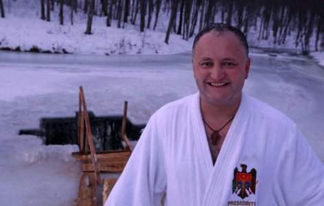  Video  Igor Dodon il copiaza pe Putin cu ocazia Bobotezei pe rit vechi