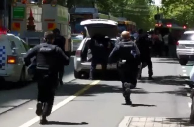 Posibil atac in Melbourne. O masina a intrat in multime, in plina strada: 3 oameni au murit si 20 au fost raniti