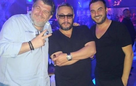 Patronul Bamboo, fotografiat cu un trabuc aprins in club, dupa ce legea antifumat a intrat in vigoare