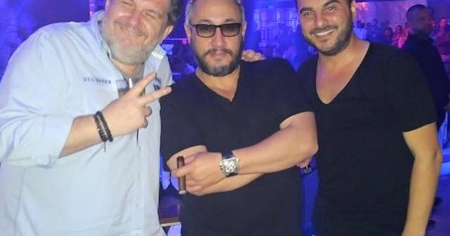 Patronul Bamboo, fotografiat cu un trabuc aprins in club, dupa ce legea antifumat a intrat in vigoare