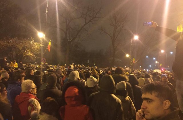 Protestele din Romania, in atentia presei internationale: Mii de romani cer in strada Guvernului sa renunte la gratieri