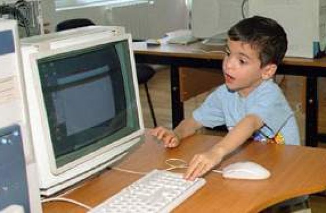 Copiii, spectatori ai site-urilor porno, din cauza parintilor